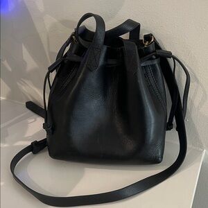 Madewell The Small Transport Bucket Crossbody top handle bag in black Leather